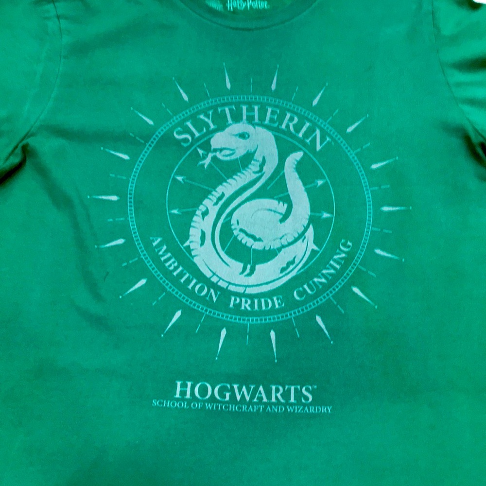 HARRY POTTER T SHIRT. Medium. GREEN W LOGOS/gray. May b copied. 3 pin holesARROW